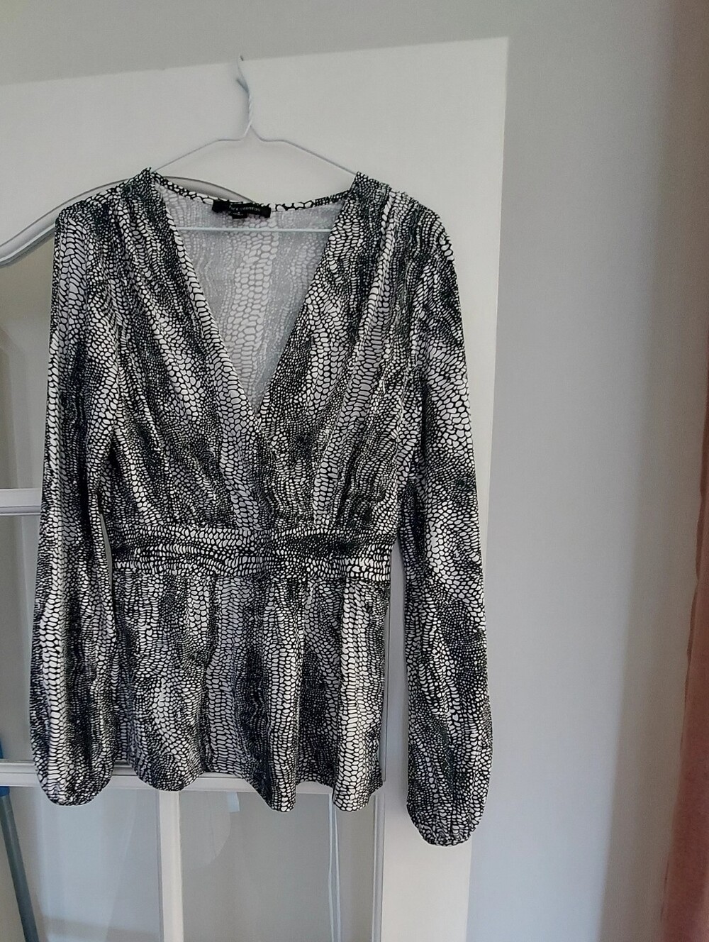 Black & White Printed V-Neck Peplum Blouse